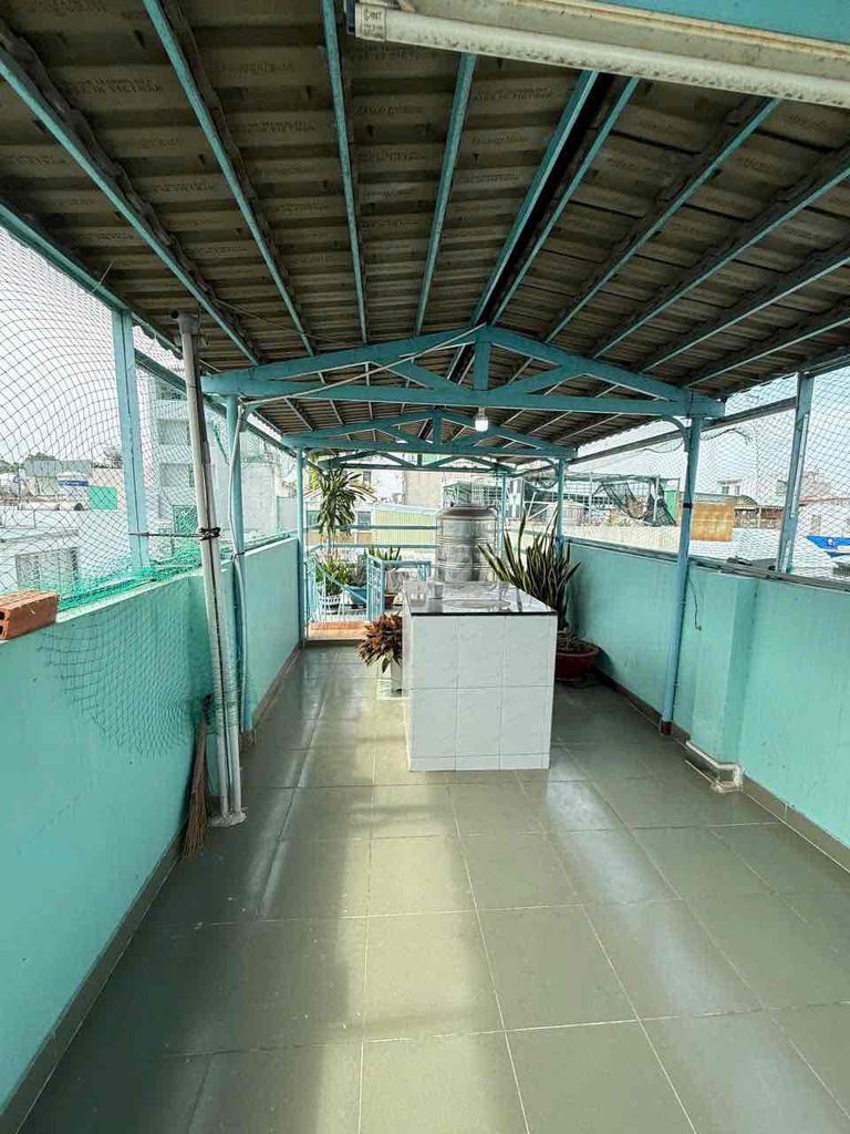 Three bedrooms. The alleyway.