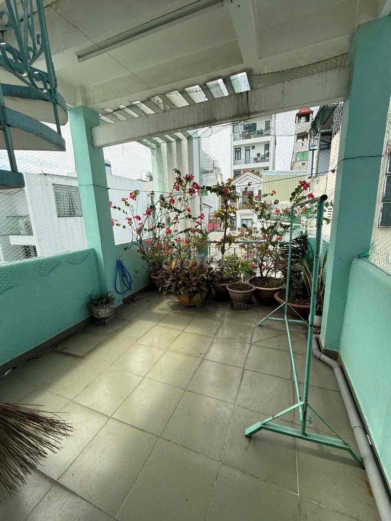 Three bedrooms. The alleyway.