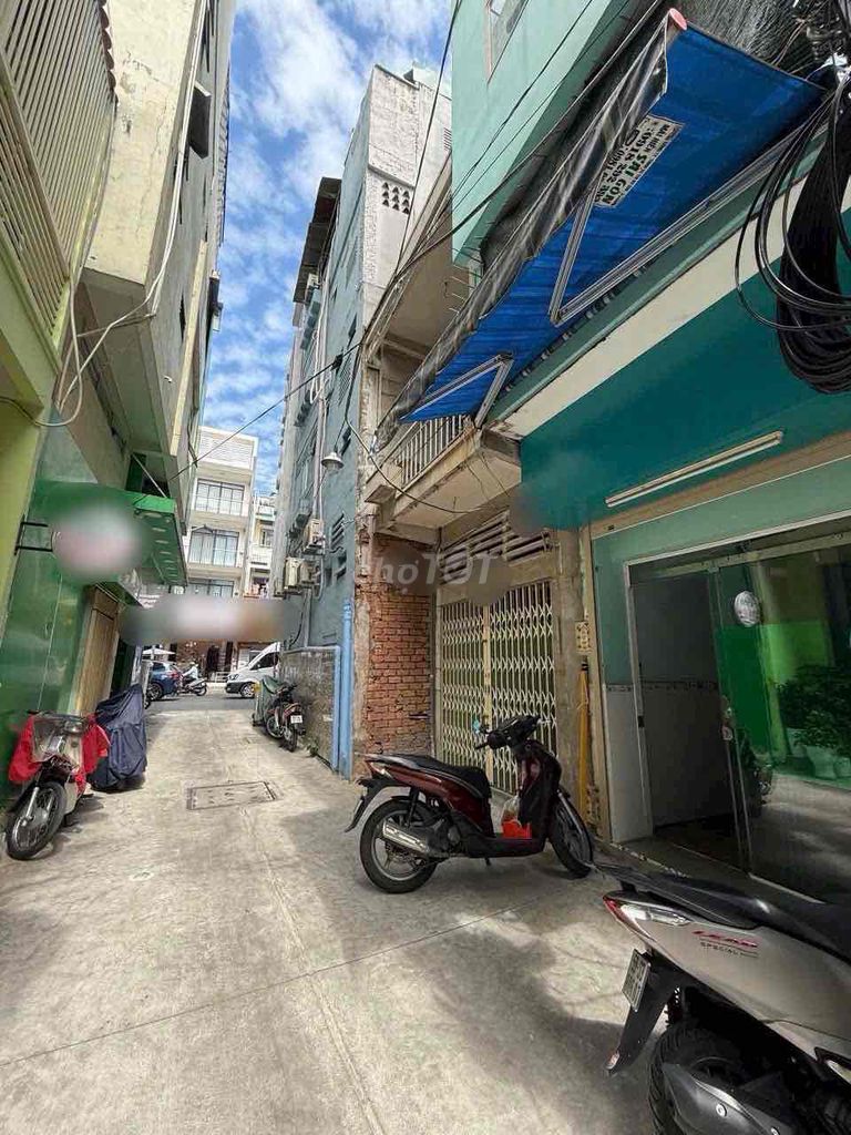 Three bedrooms. The alleyway.