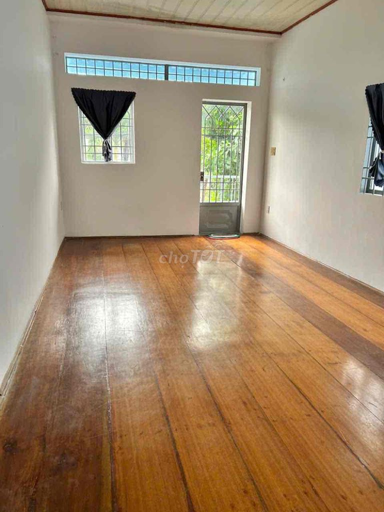 House 1 st floor 1 3 bedroom across from the park appropriately do vp cty