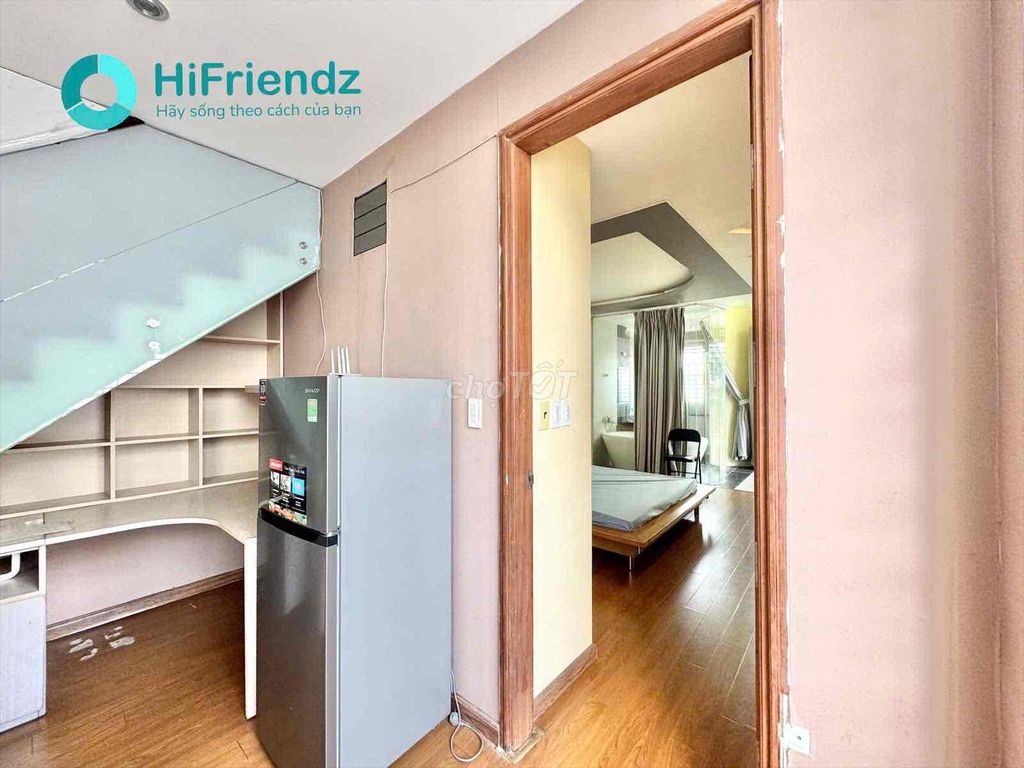 Renting the floor as a bedroom, a large window kitchen - real ones.
