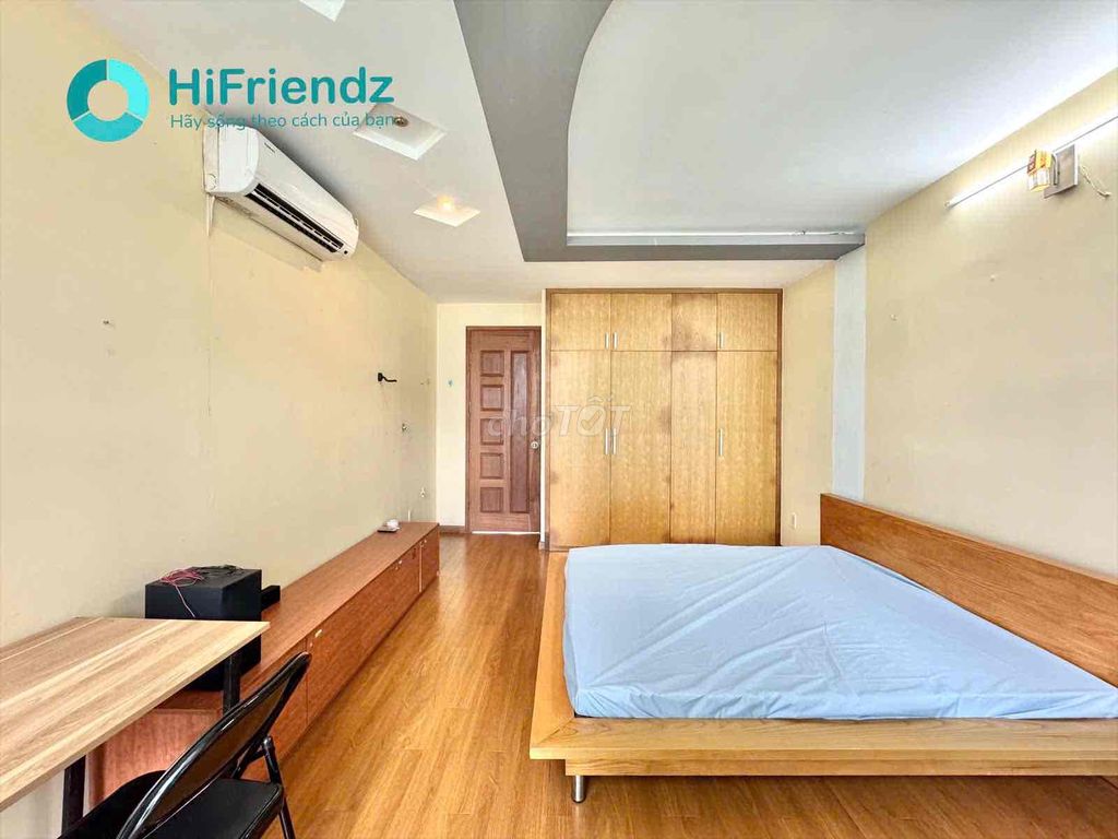 Renting the floor as a bedroom, a large window kitchen - real ones.