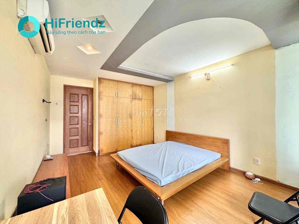 Renting the floor as a bedroom, a large window kitchen - real ones.