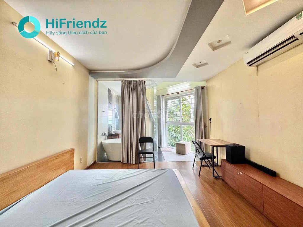 Renting the floor as a bedroom, a large window kitchen - real ones.