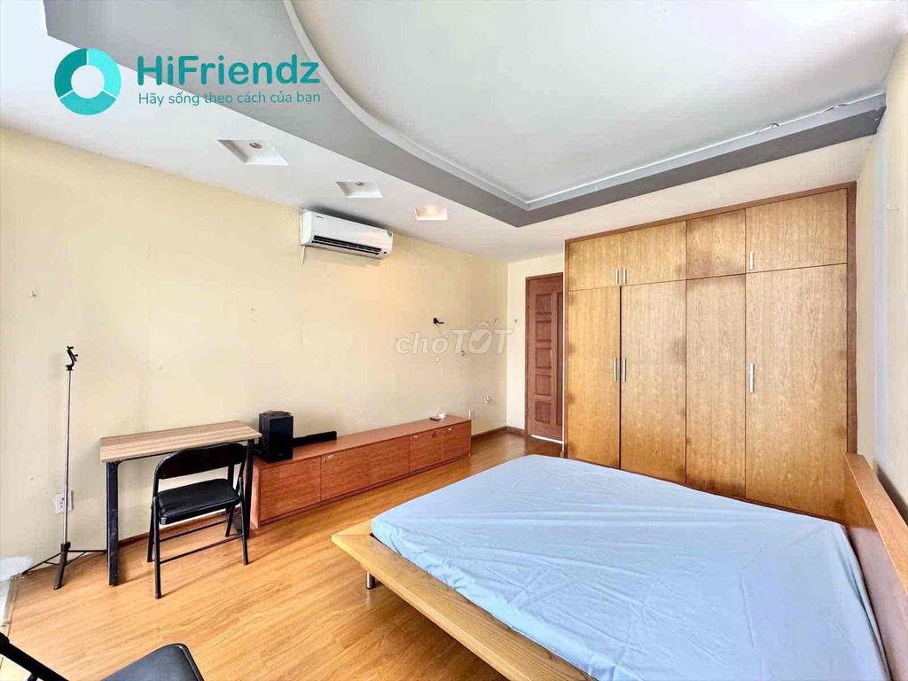 Renting the floor as a bedroom, a large window kitchen - real ones.