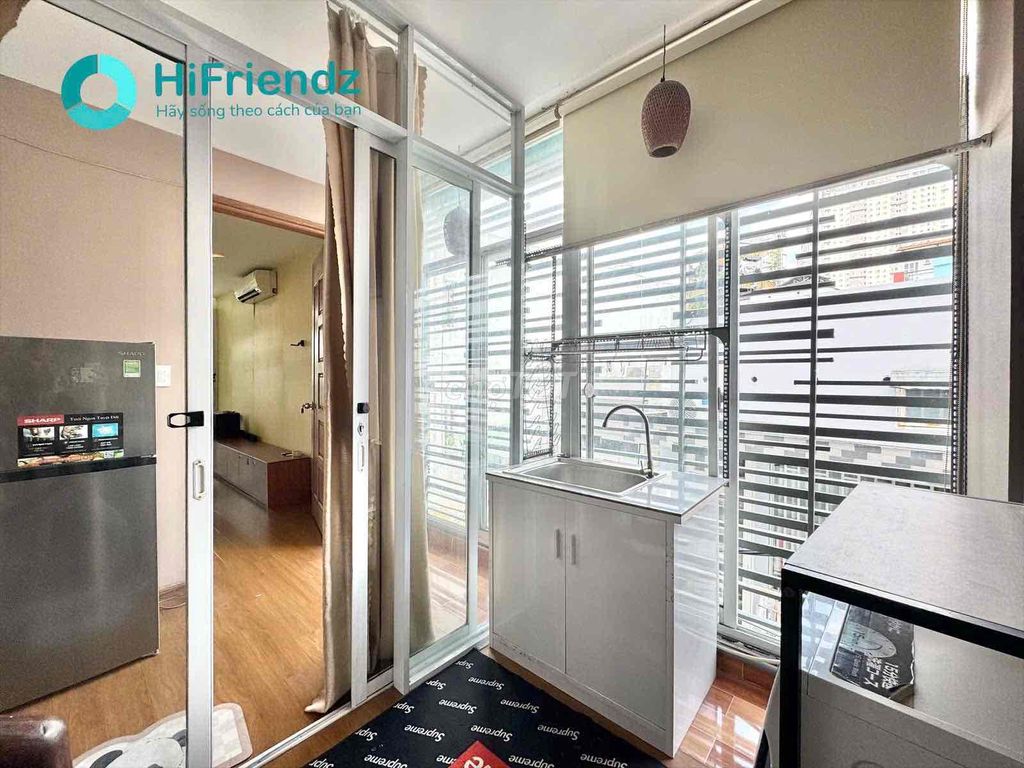 Renting the floor as a bedroom, a large window kitchen - real ones.