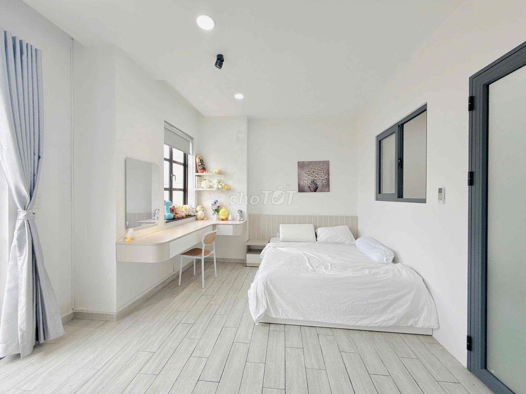The one bedroom is right in the beautiful little village park - carrying suitcases.