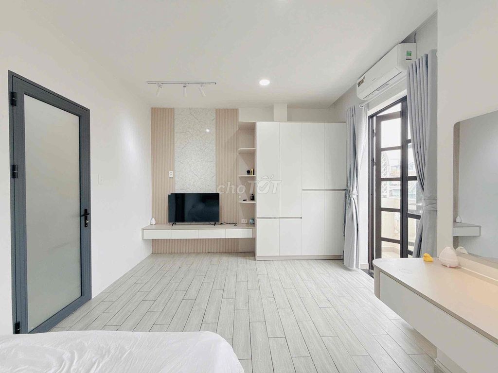 The one bedroom is right in the beautiful little village park - carrying suitcases.