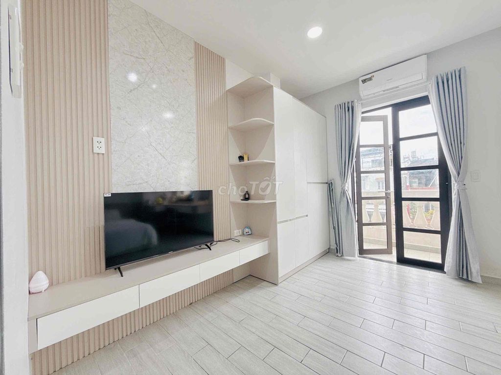 The one bedroom is right in the beautiful little village park - carrying suitcases.