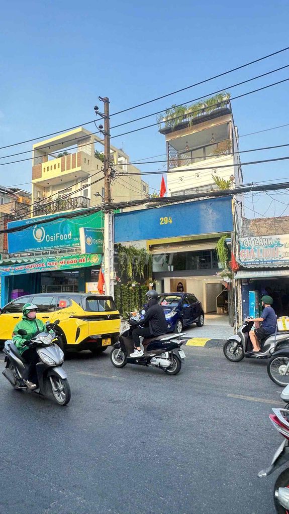 It's the owner of one Phan Văn Trị rents 40 million 5.3 x 18 6 bedrooms 6 toilets
