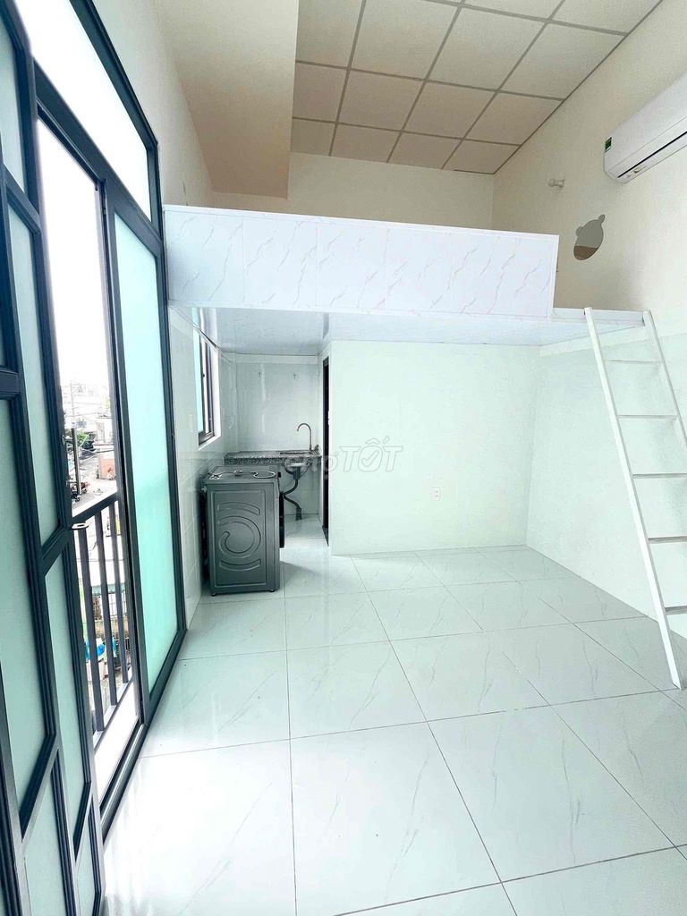 The new Duxx is 100 percent high guards. The cool balcony window.