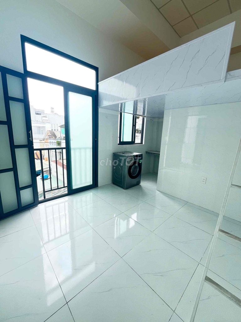 The new Duxx is 100 percent high guards. The cool balcony window.