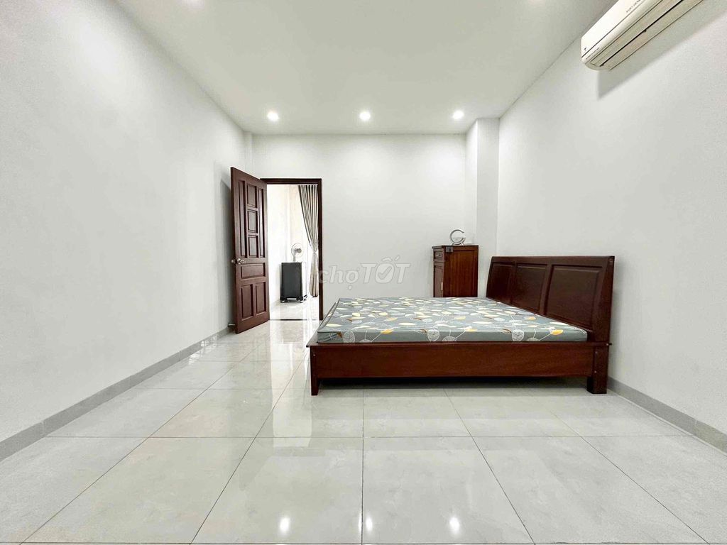 A Balcon Bedroom in the Garden, A Private Washer in the Feet of spades