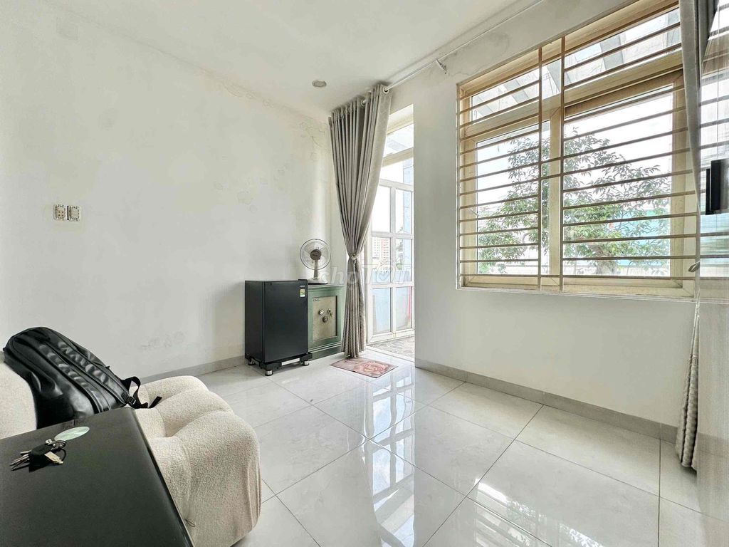 A Balcon Bedroom in the Garden, A Private Washer in the Feet of spades