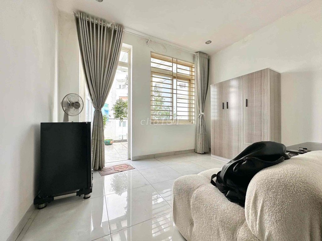 A Balcon Bedroom in the Garden, A Private Washer in the Feet of spades