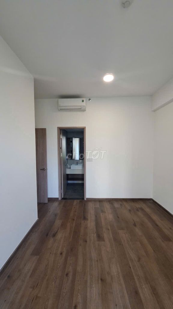 The owner rented an empty apartment.