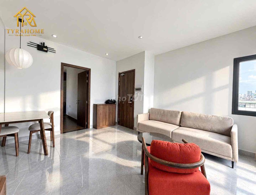 Open the apartment. A balcony bedroom full of interiors in the center of District 1.