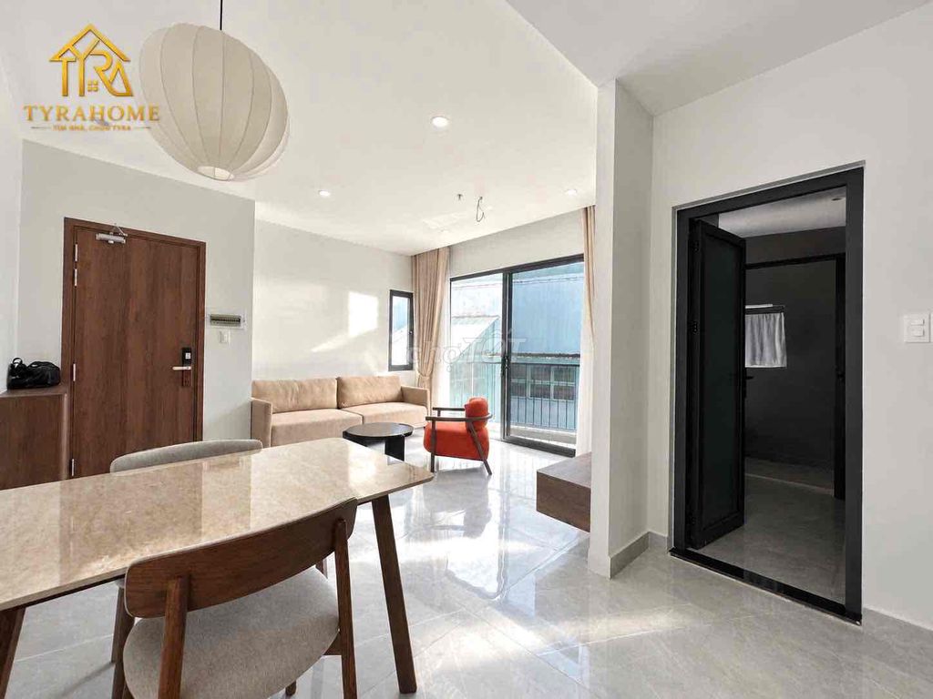 Open the apartment. A balcony bedroom full of interiors in the center of District 1.