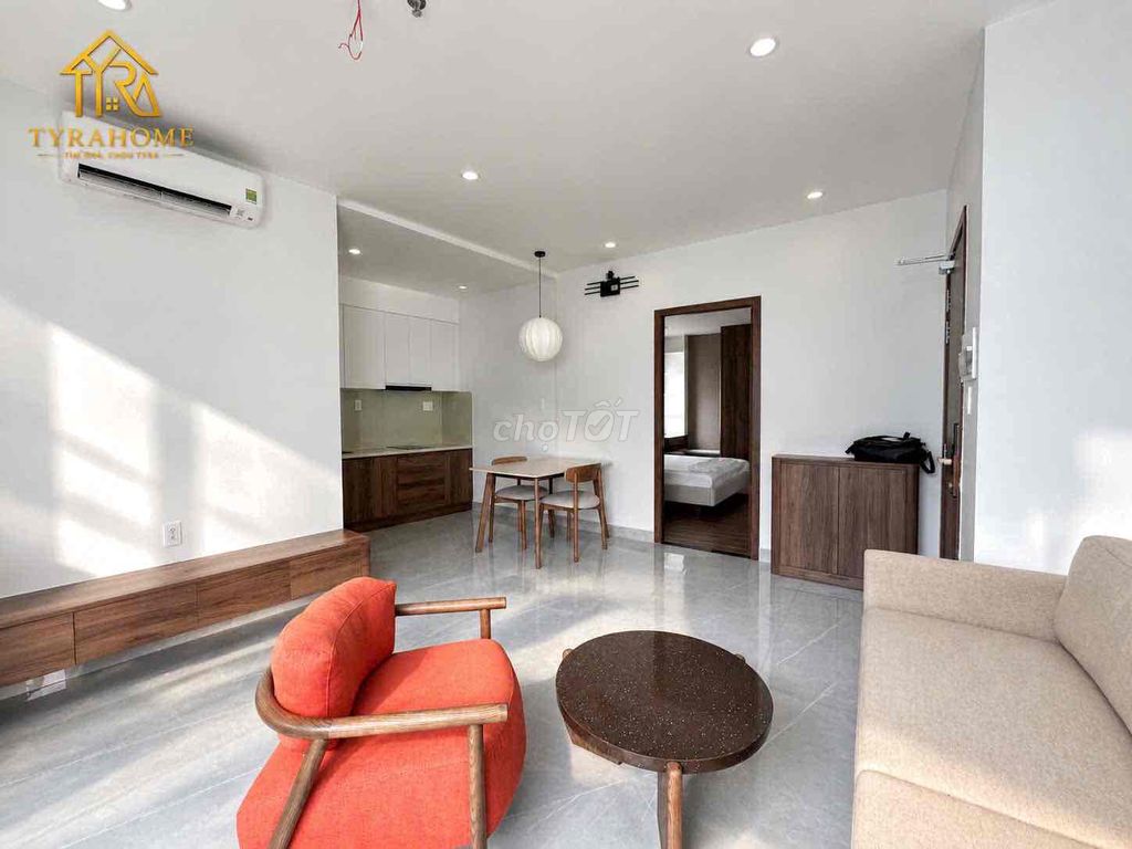 Open the apartment. A balcony bedroom full of interiors in the center of District 1.