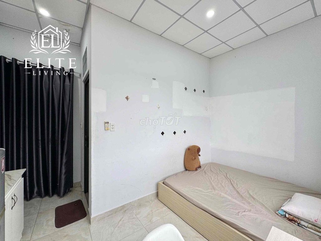 Super cheap studio, CMT8.
