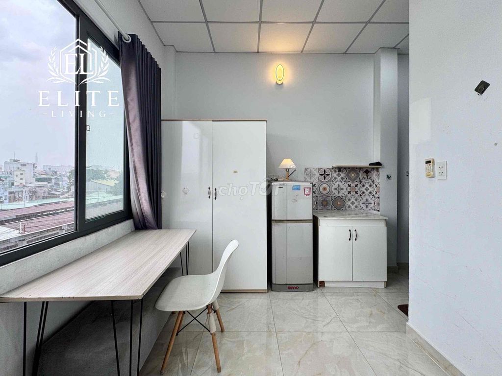Super cheap studio, CMT8.
