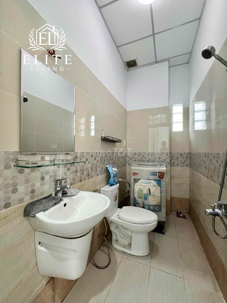 Super cheap studio, CMT8.
