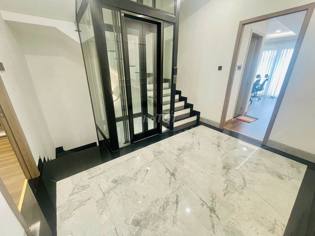 Four stories with elevators. - Classia. - Full new furniture. - Four bedrooms.