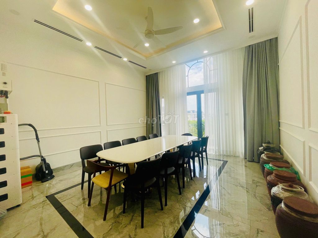 Four stories with elevators. - Classia. - Full new furniture. - Four bedrooms.