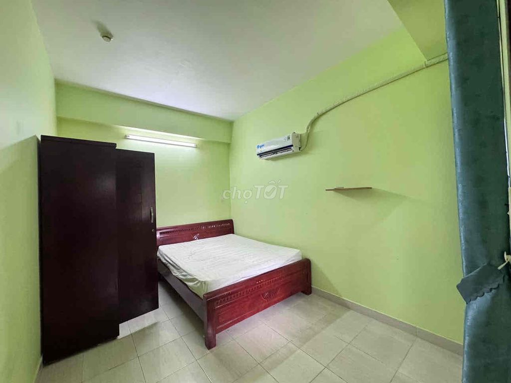 Rent a room in the apartment right on the Thủ Đức station.