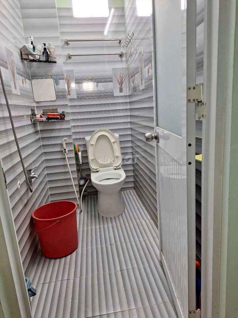 Nice clean room, windows, air conditioning, clean toilets.