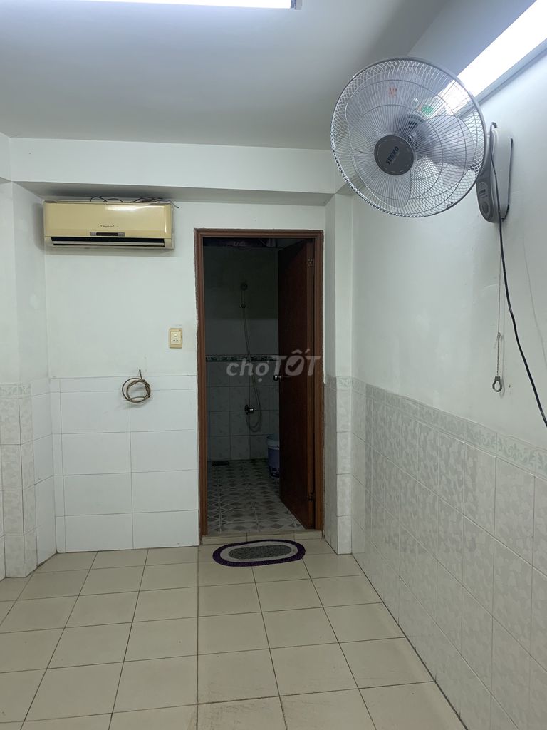 Bình Tân Hotel, Kinh Dương Vương, private toilet