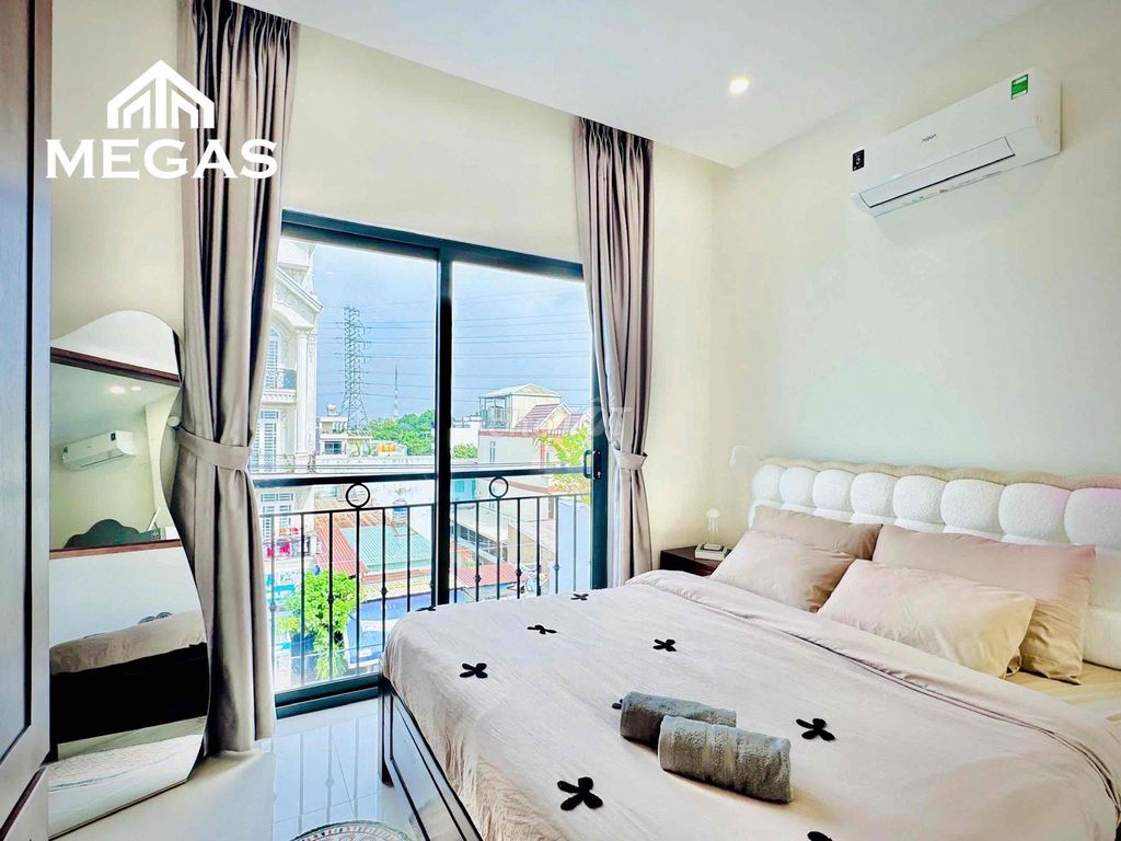The balcony is full of furniture. In global City, perimeter three, inter-state.