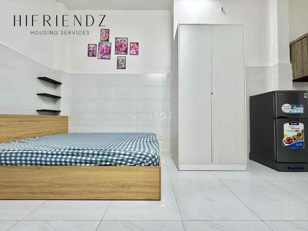 The studio has an elevator full of furniture, Dương Bá Trạc right here. 1.5.4.7.