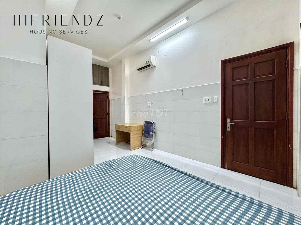 The studio has an elevator full of furniture, Dương Bá Trạc right here. 1.5.4.7.