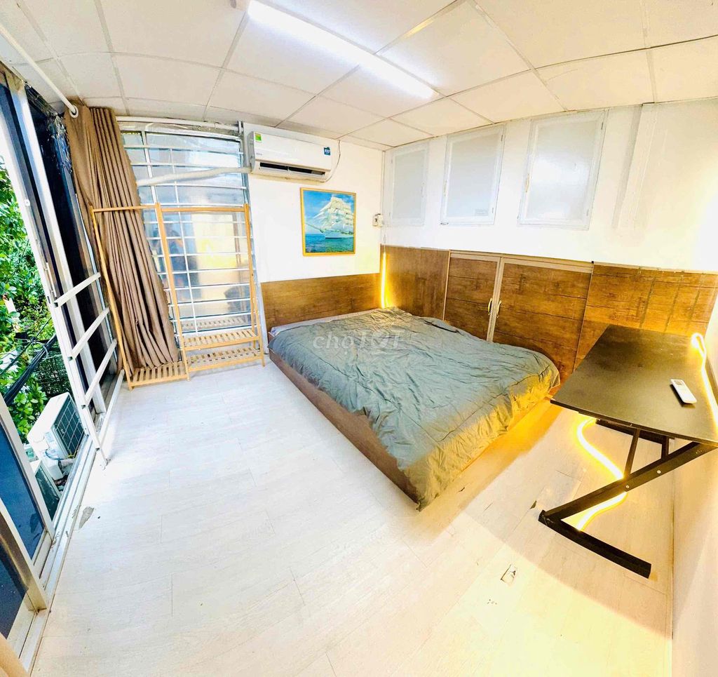 A bedroom opposite Hitz_48 English cancer