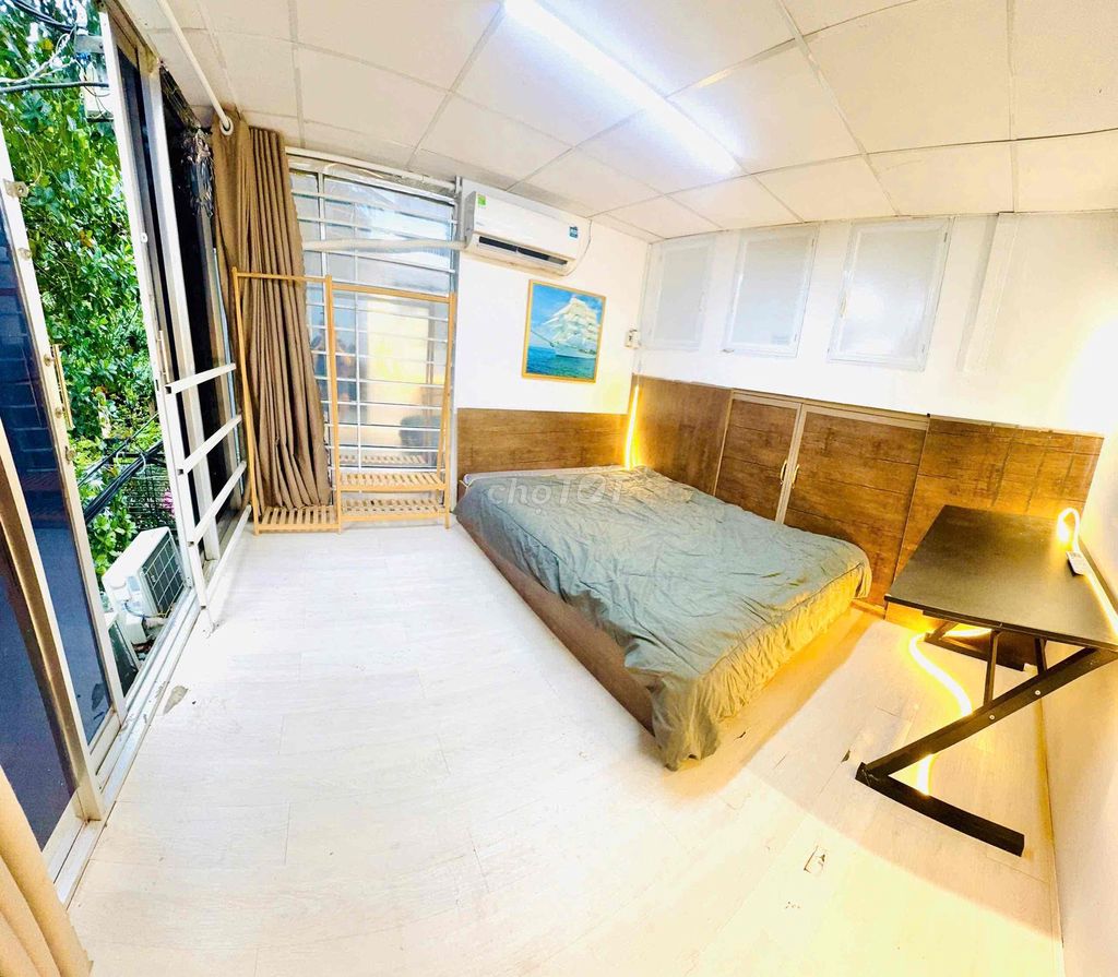 A bedroom opposite Hitz_48 English cancer