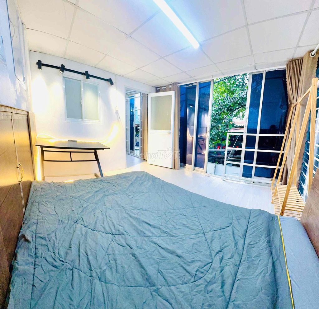 A bedroom opposite Hitz_48 English cancer