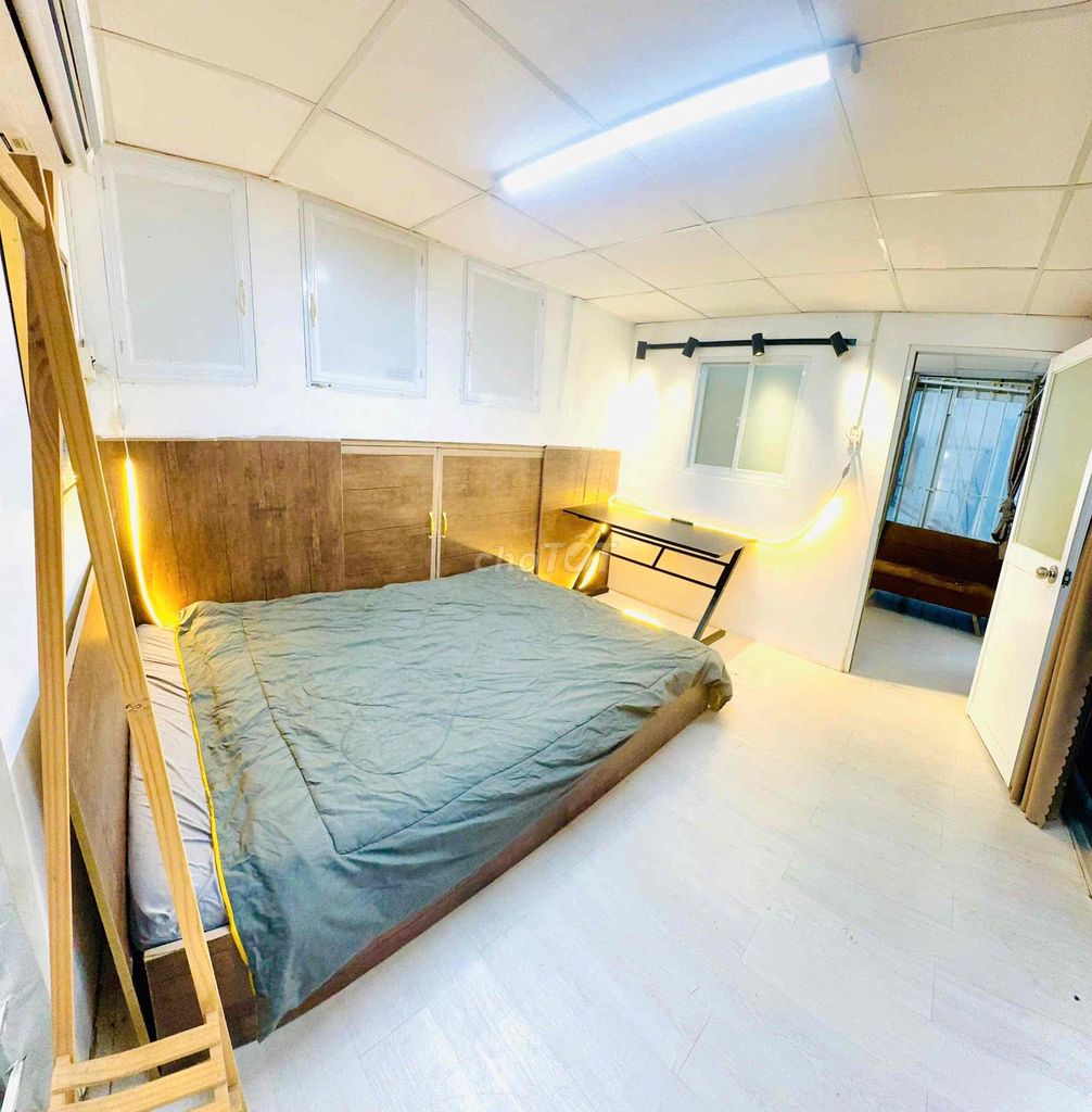 A bedroom opposite Hitz_48 English cancer