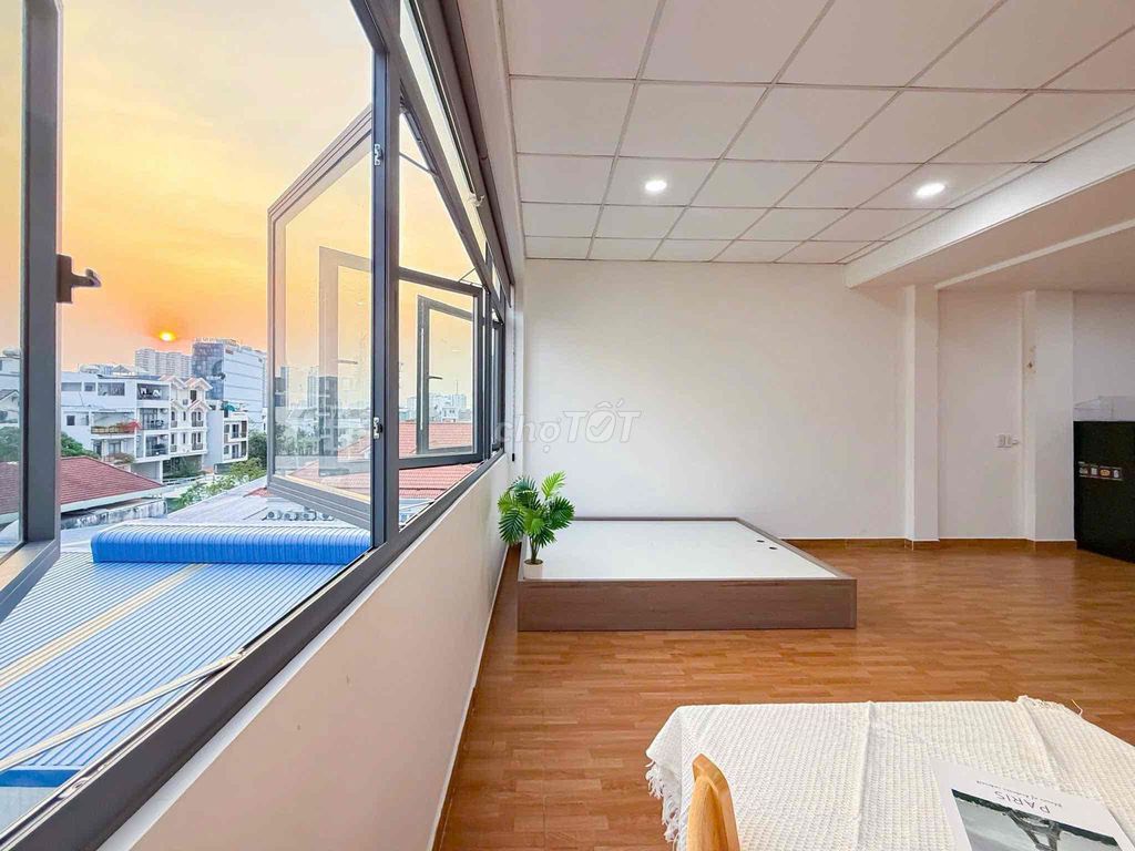 super cool sky windows - 40 M2 room wide