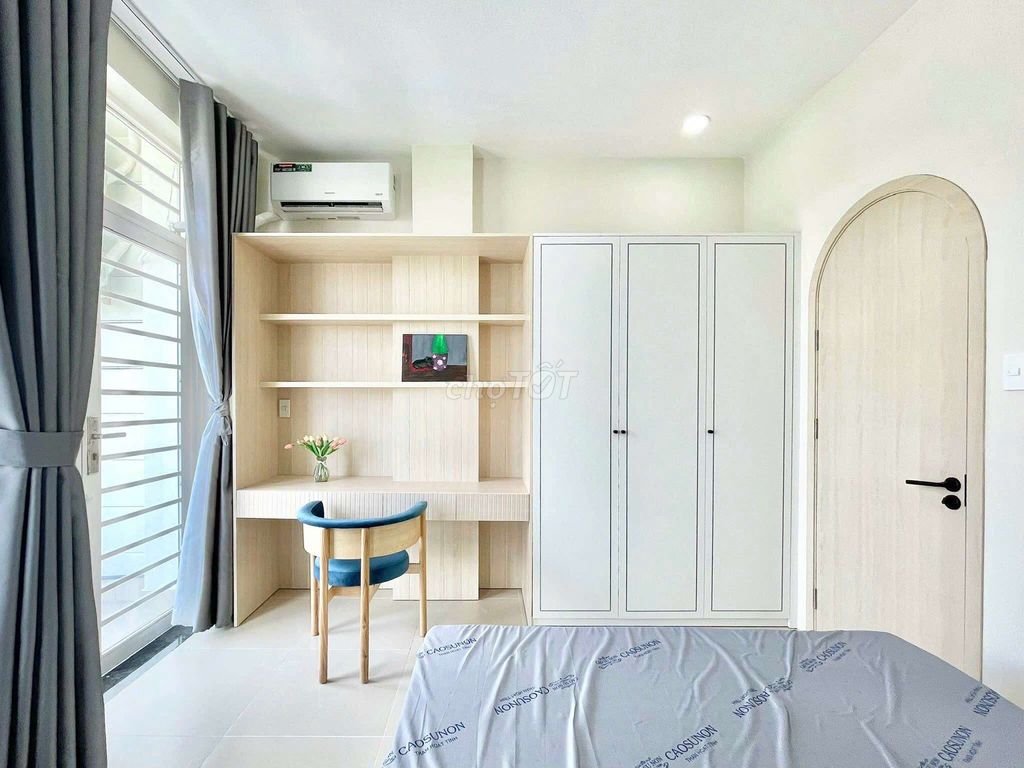 The apartment is a brand new bedroom.