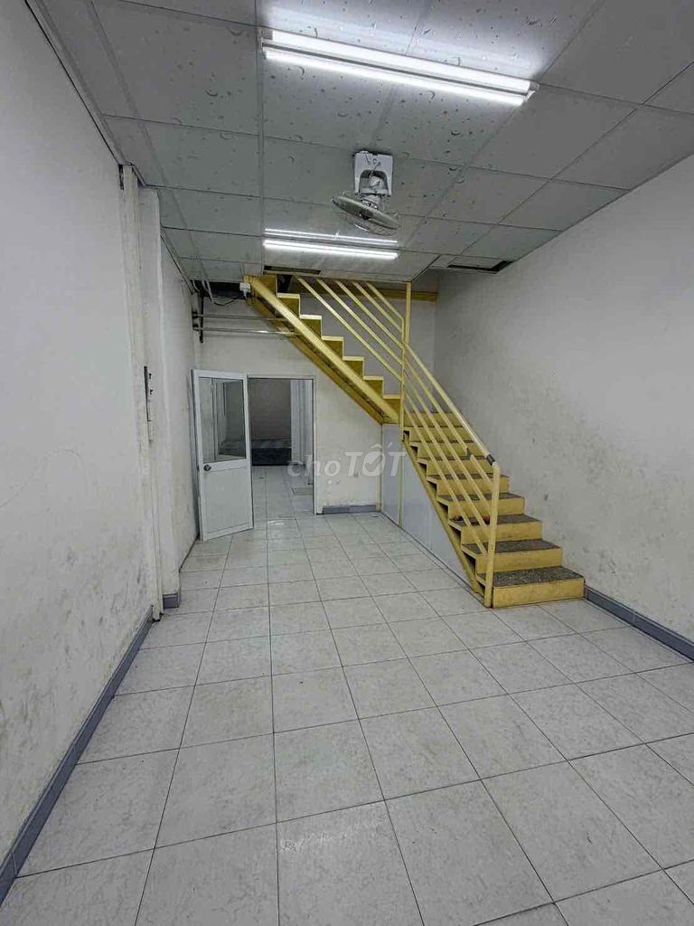Rent the entire front of Nguyễn Oanh.