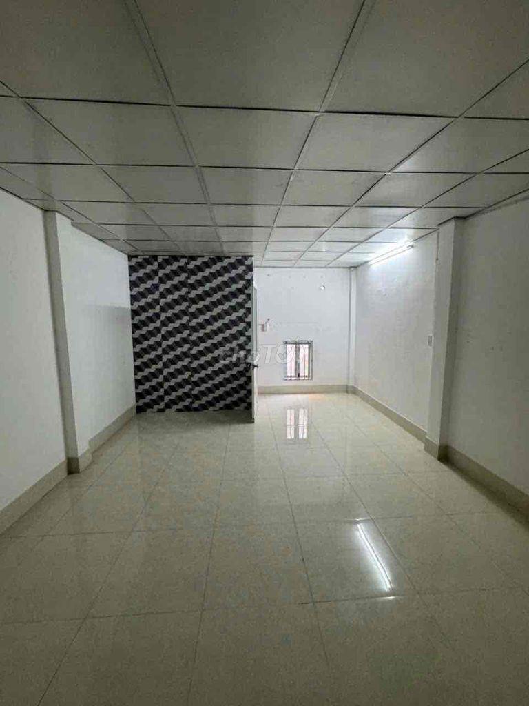 Rent the entire front of Nguyễn Oanh.