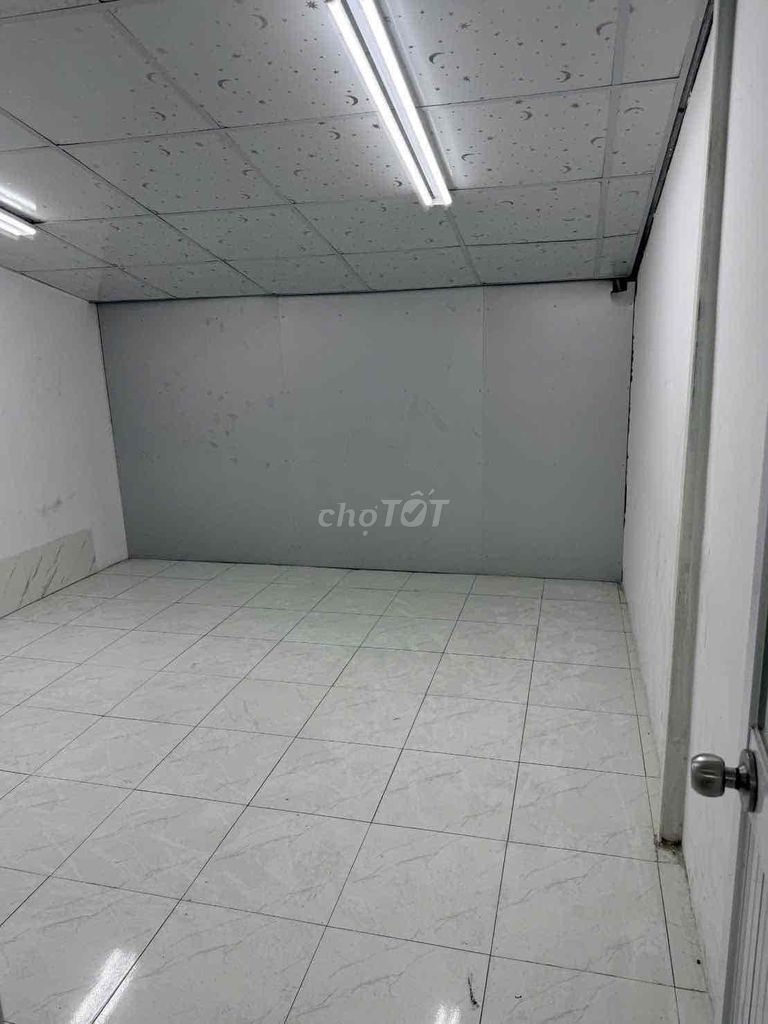 Rent the entire front of Nguyễn Oanh.