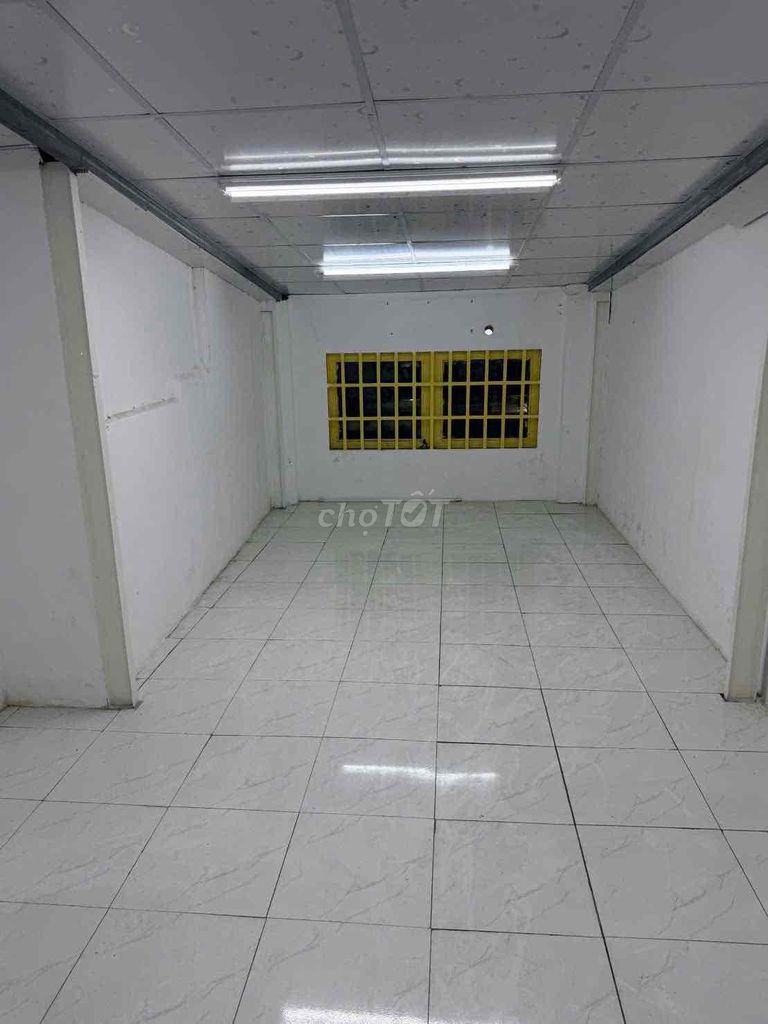 Rent the entire front of Nguyễn Oanh.