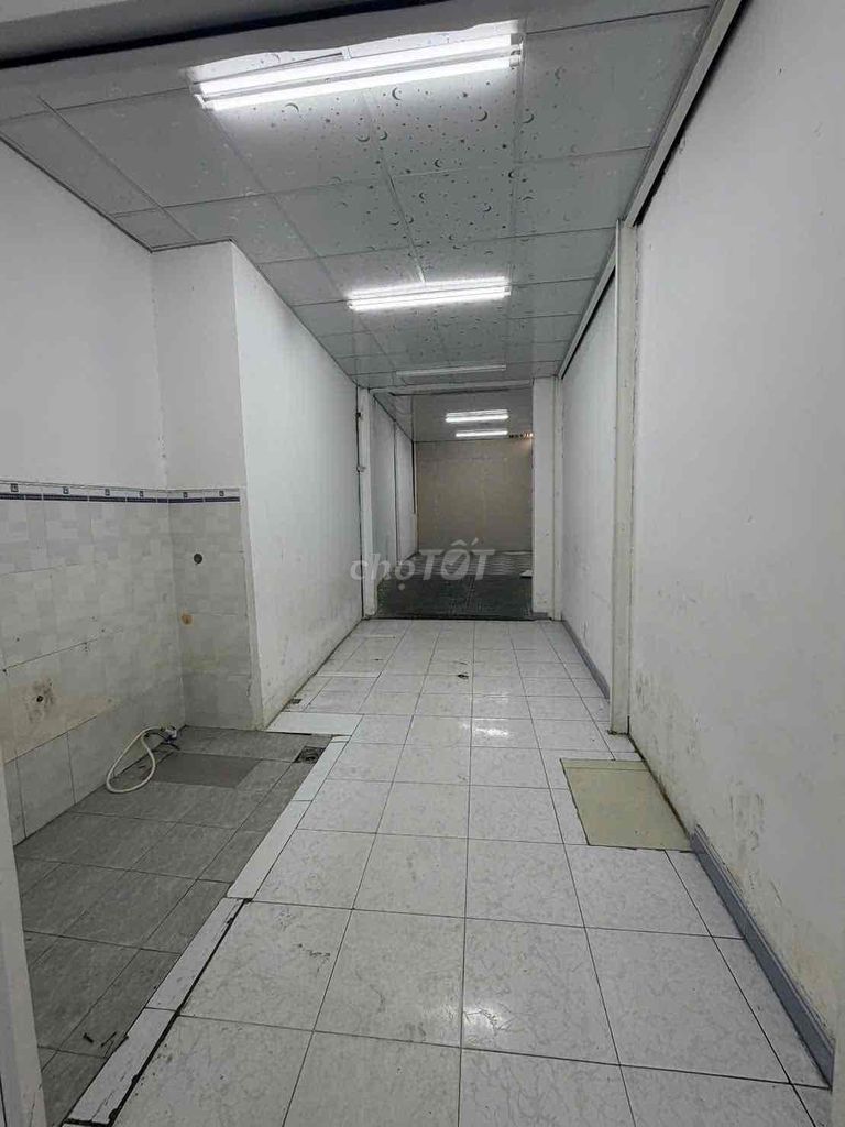 Rent the entire front of Nguyễn Oanh.