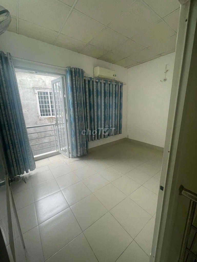 The house is rented two rooms. Two toilets in the family.