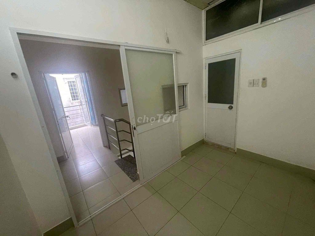 The house is rented two rooms. Two toilets in the family.