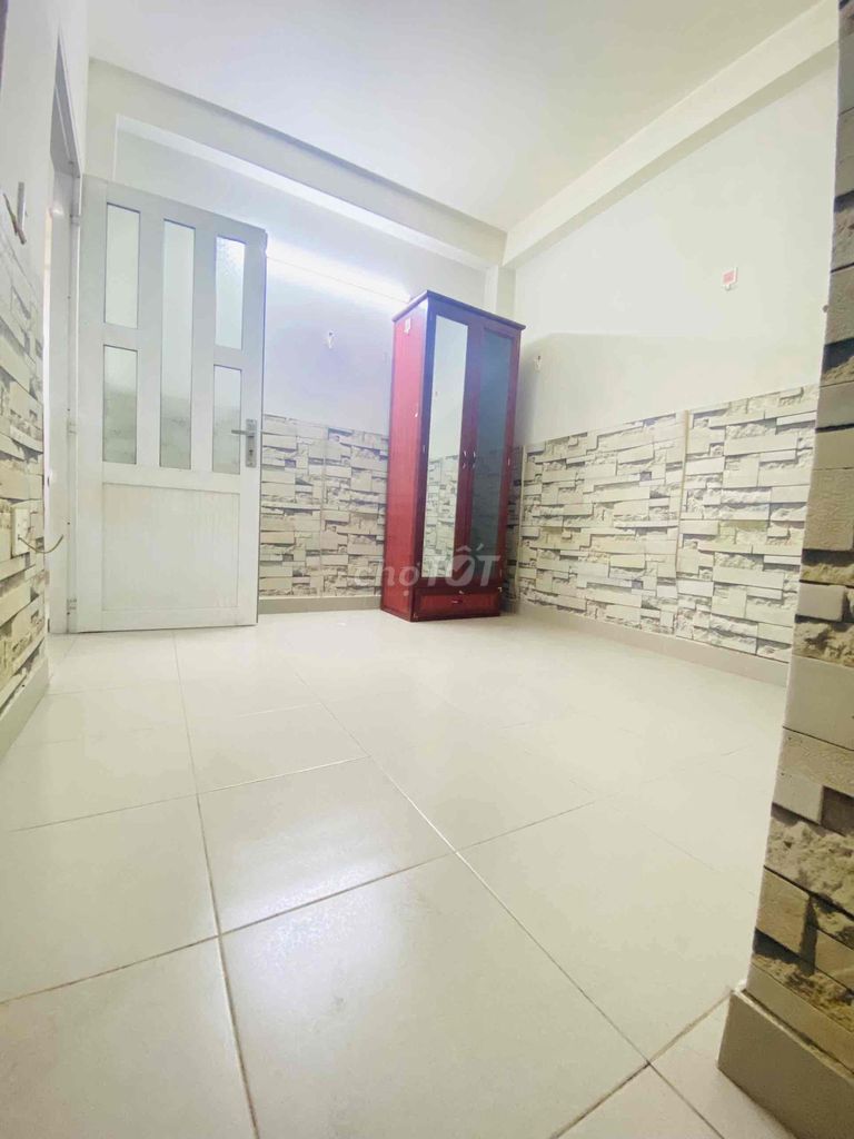 1st floor, windows, private toilets, air conditioning, opposite of the Central Light