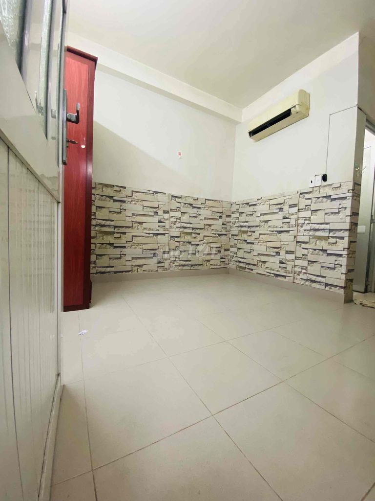 1st floor, windows, private toilets, air conditioning, opposite of the Central Light