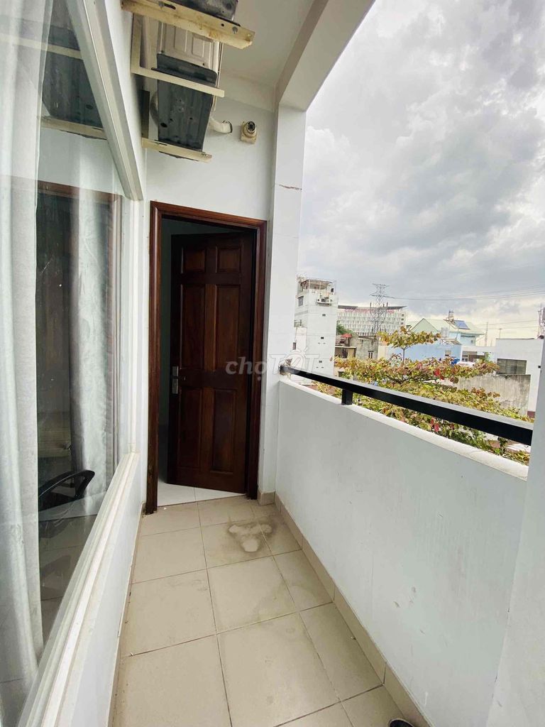 1st floor, windows, private toilets, air conditioning, opposite of the Central Light